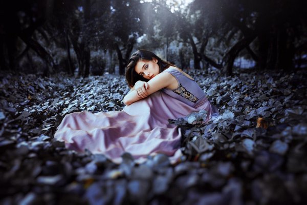 Одна девушка на земле