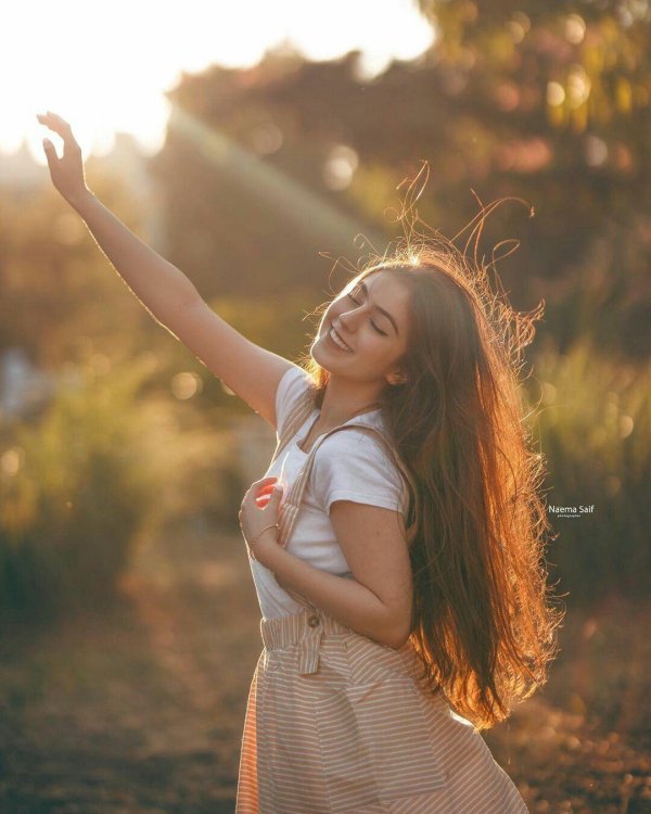 Одна девушка на земле