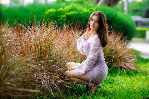 Одна девушка на земле