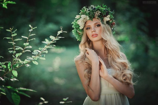 Одна девушка на земле