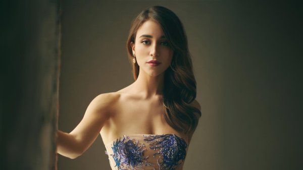 Одна девушка на земле