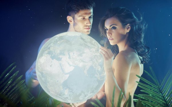 Одна девушка на земле