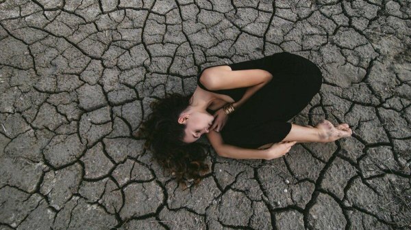 Одна девушка на земле