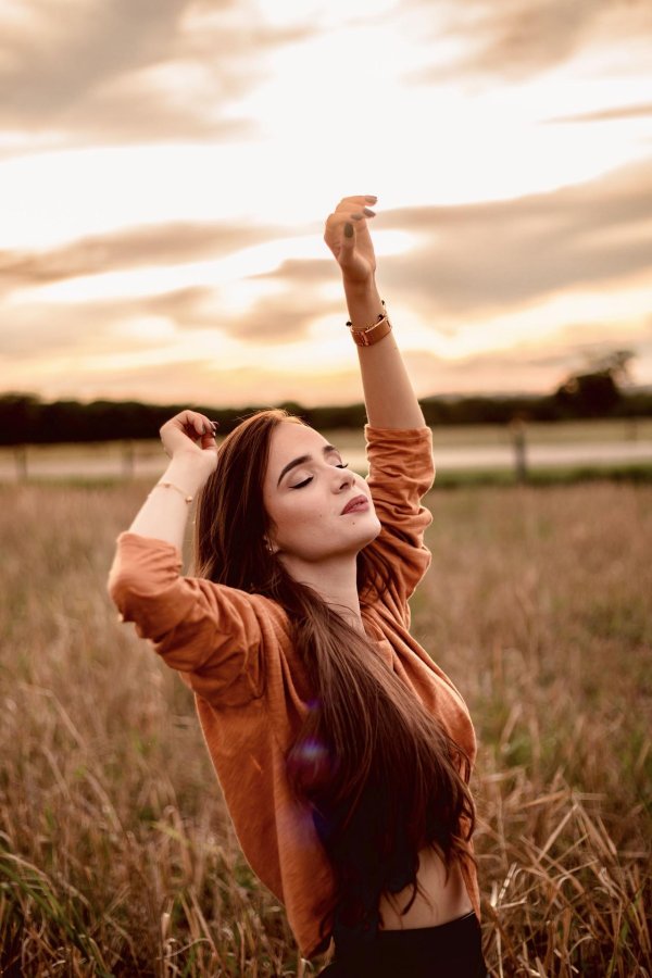 Одна девушка на земле