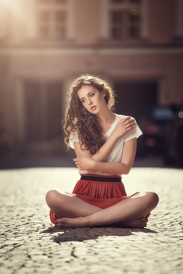 Одна девушка на земле