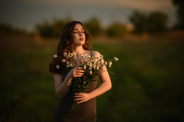 Одна девушка на земле