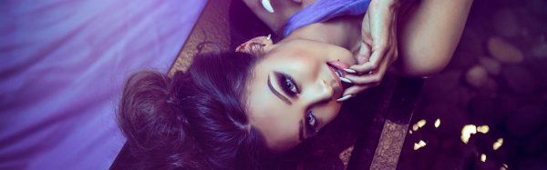 Одна девушка на земле