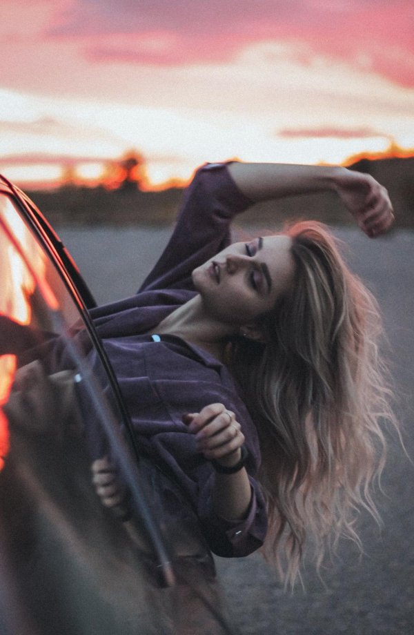 Одна девушка на земле