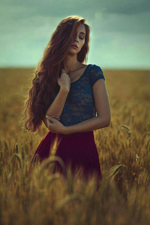 Одна девушка на земле