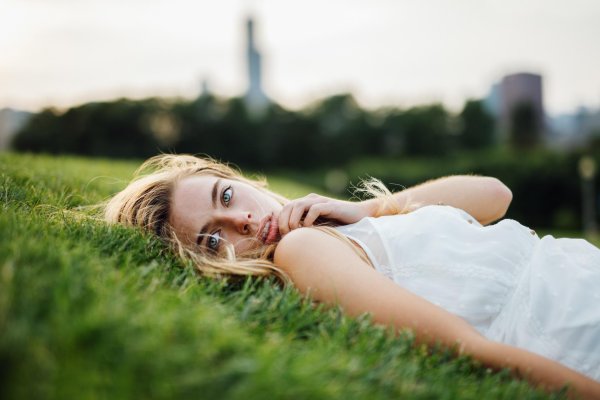 Одна девушка на земле