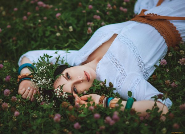 Одна девушка на земле