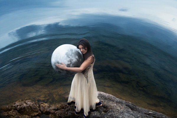 Одна девушка на земле