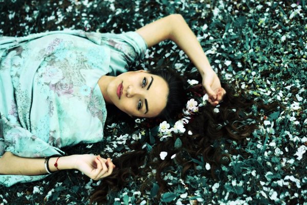 Одна девушка на земле