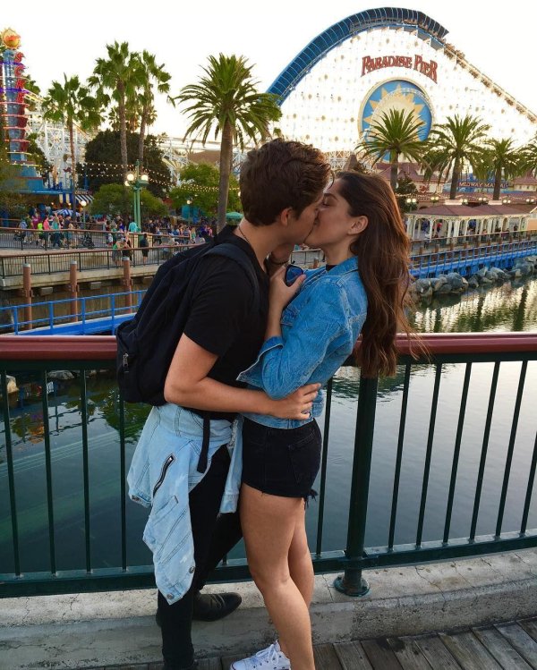 Парень и девушка друзья