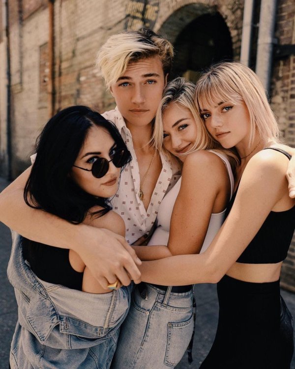 Парень и девушка друзья