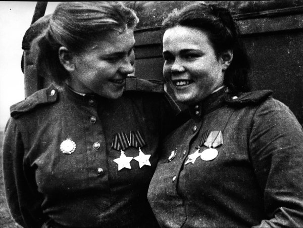 С девушками на войне