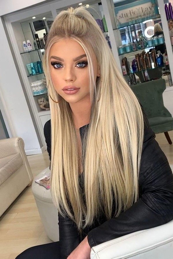 Одна самая девушка блондинка