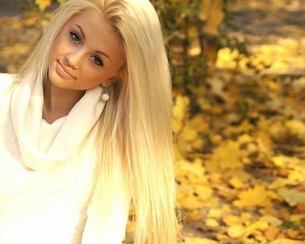 Одна самая девушка блондинка