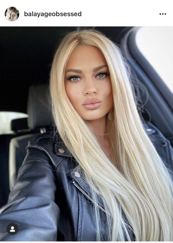 Одна самая девушка блондинка