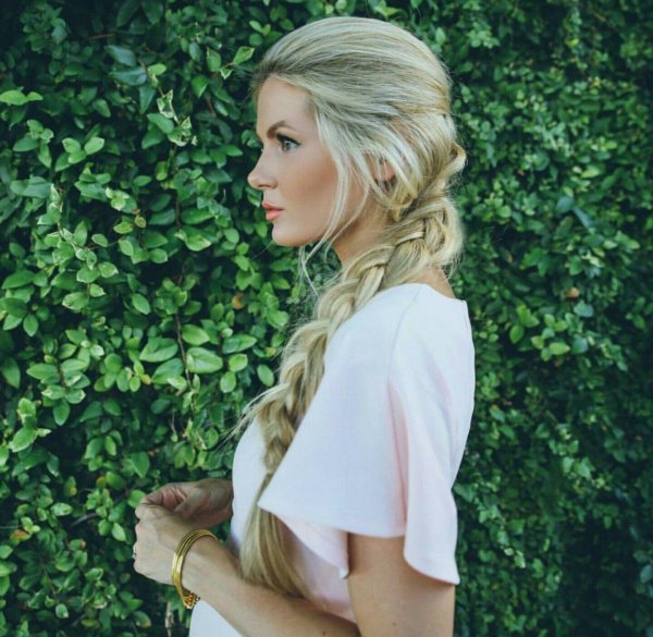 Одна самая девушка блондинка