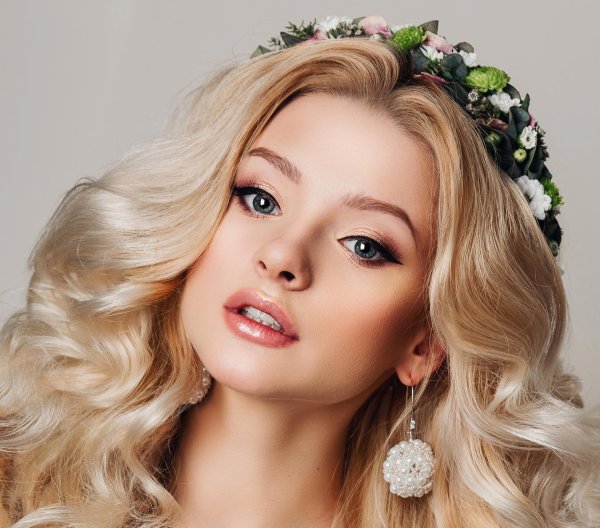 Одна самая девушка блондинка