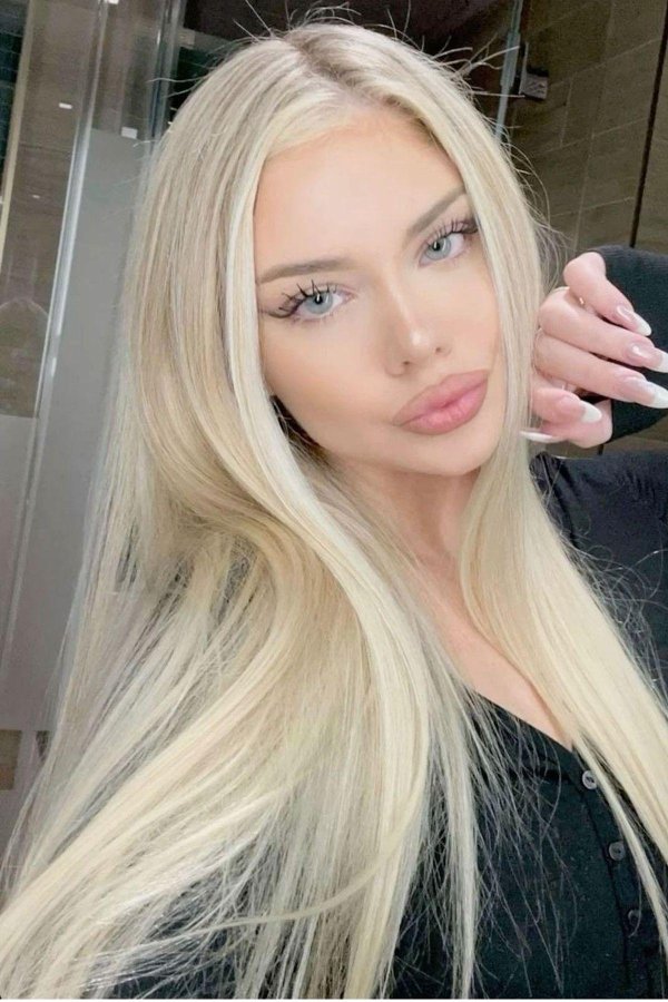 Одна самая девушка блондинка