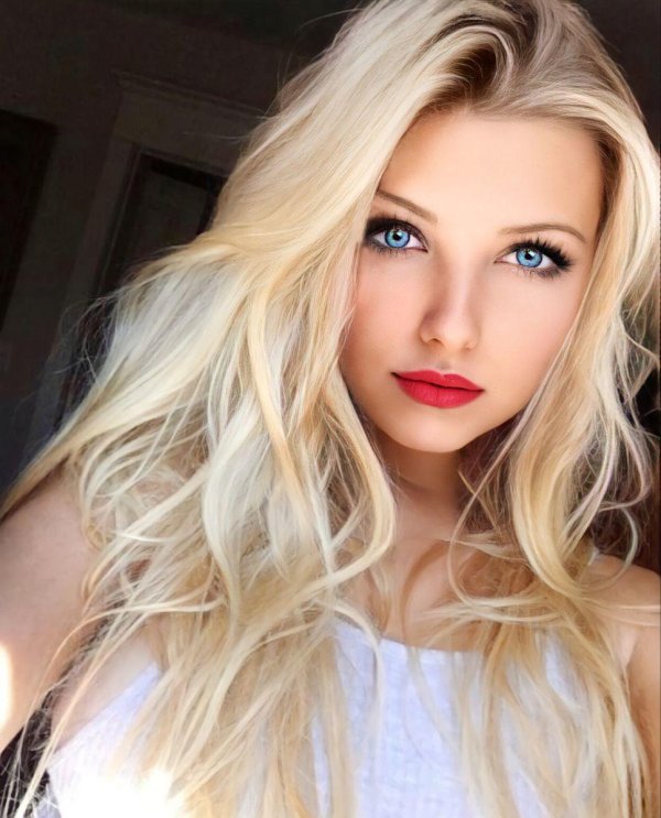 Одна самая девушка блондинка