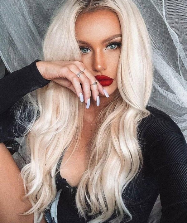 Одна самая девушка блондинка