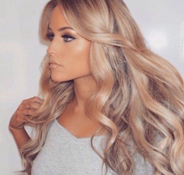 Одна самая девушка блондинка