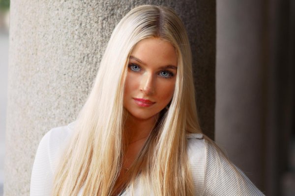 Одна самая девушка блондинка