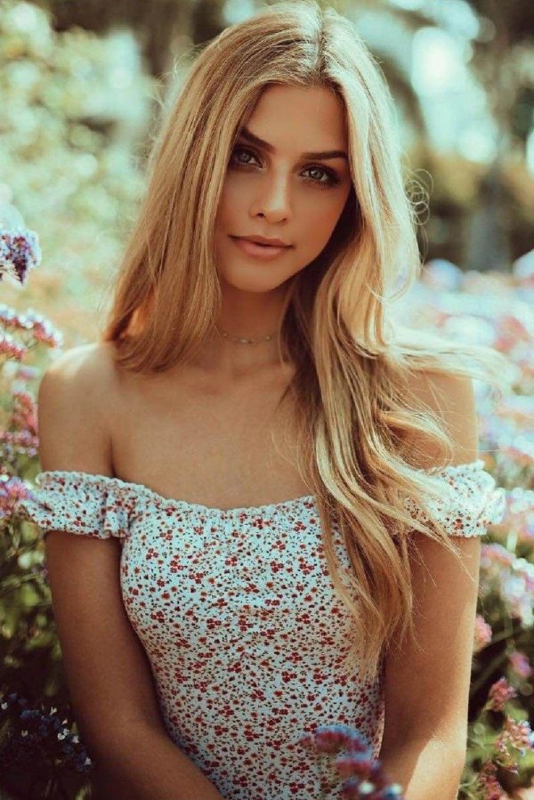 Одна самая девушка блондинка