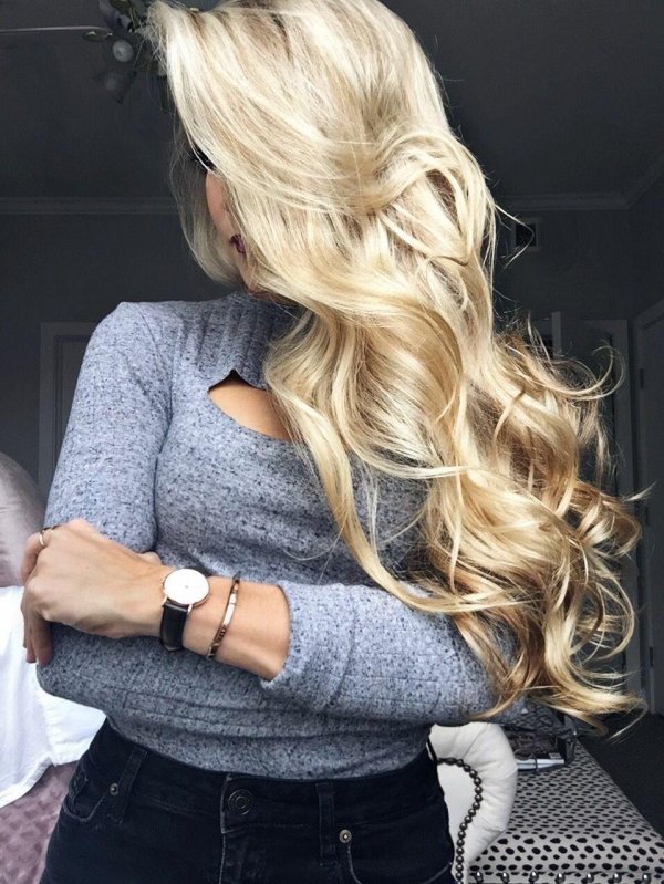 Одна самая девушка блондинка