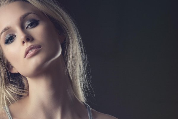 Одна самая девушка блондинка