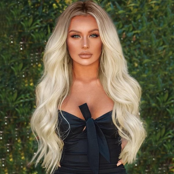 Одна самая девушка блондинка