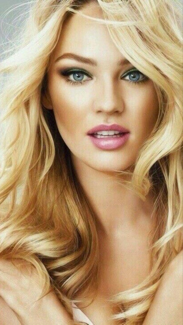 Одна самая девушка блондинка