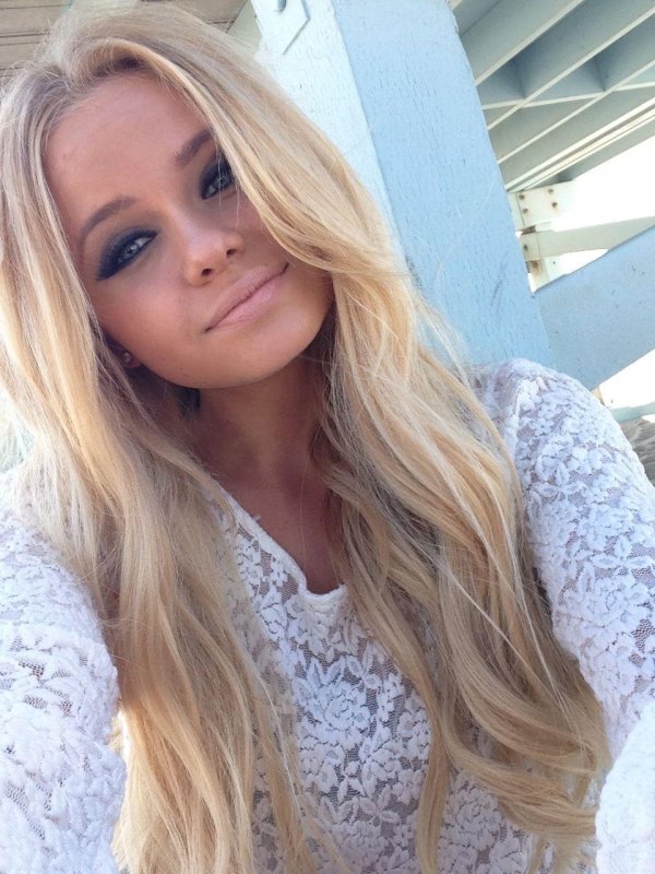 Одна самая девушка блондинка