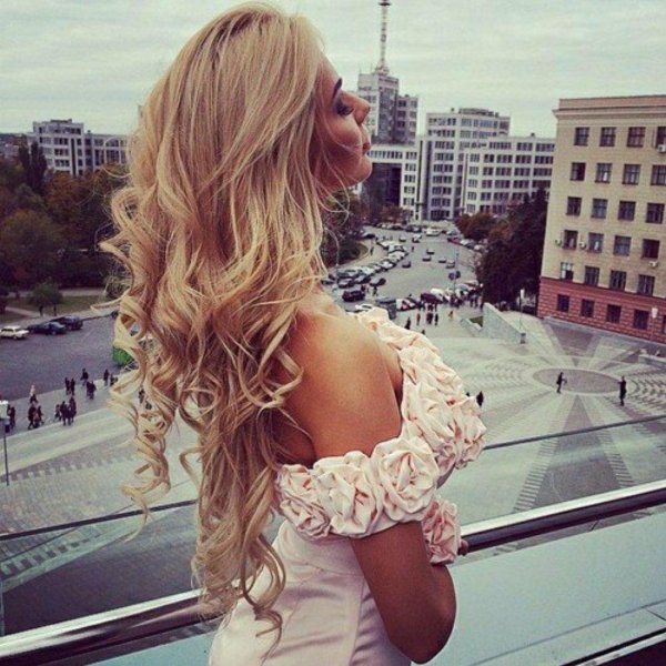 Одна самая девушка блондинка