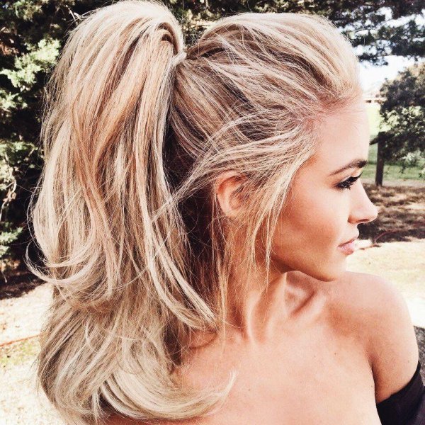 Одна самая девушка блондинка