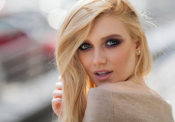 Одна самая девушка блондинка