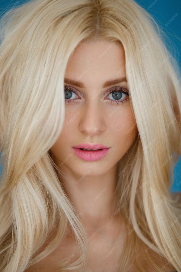 Одна самая девушка блондинка