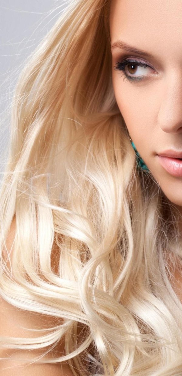 Одна самая девушка блондинка