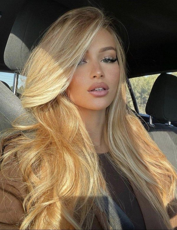 Одна самая девушка блондинка