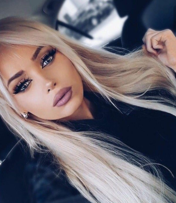 Одна самая девушка блондинка