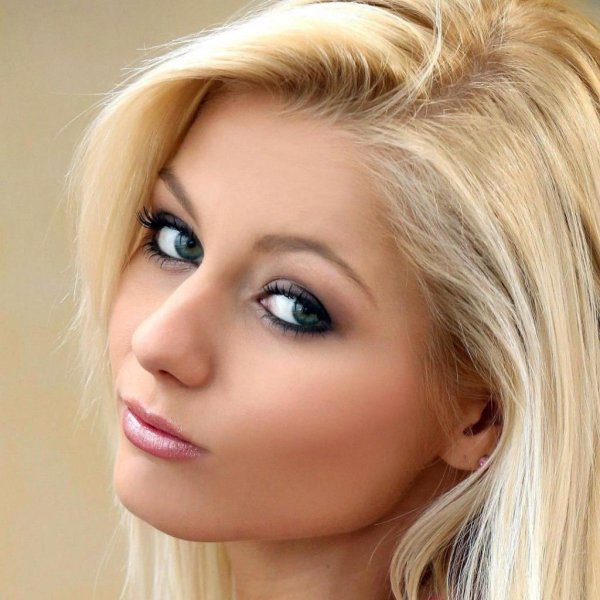 Одна самая девушка блондинка