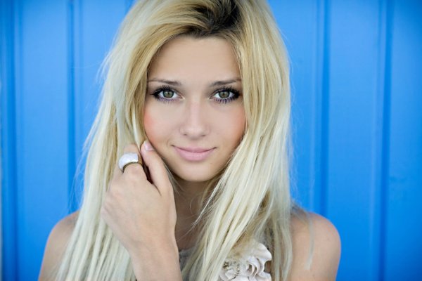 Одна самая девушка блондинка