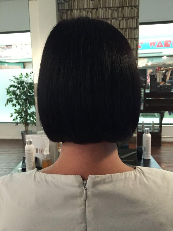 Девушка с каре спиной