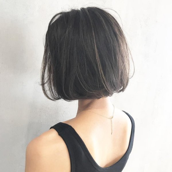 Девушка с каре спиной