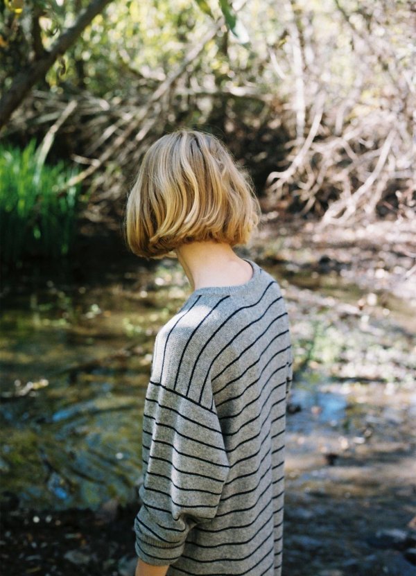 Девушка с каре спиной