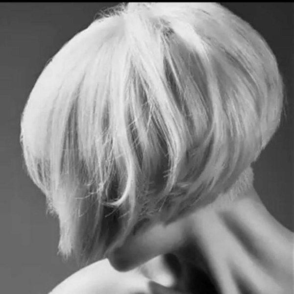 Девушка с каре спиной