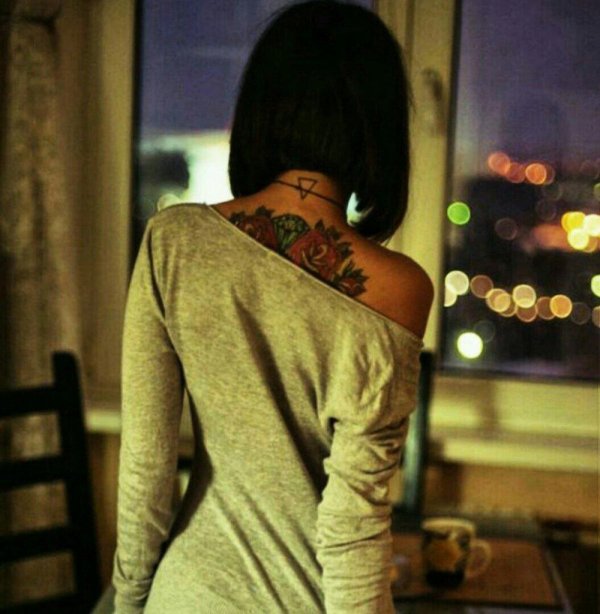 Девушка с каре спиной